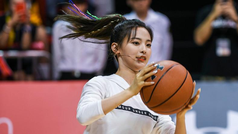 杨超越嗑cp“上头” 明星看素人恋爱综艺很真吗?